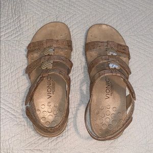 CUTE TAN SANDALS! ACCEPTING OFFERS! GOOD SUPPORT!!